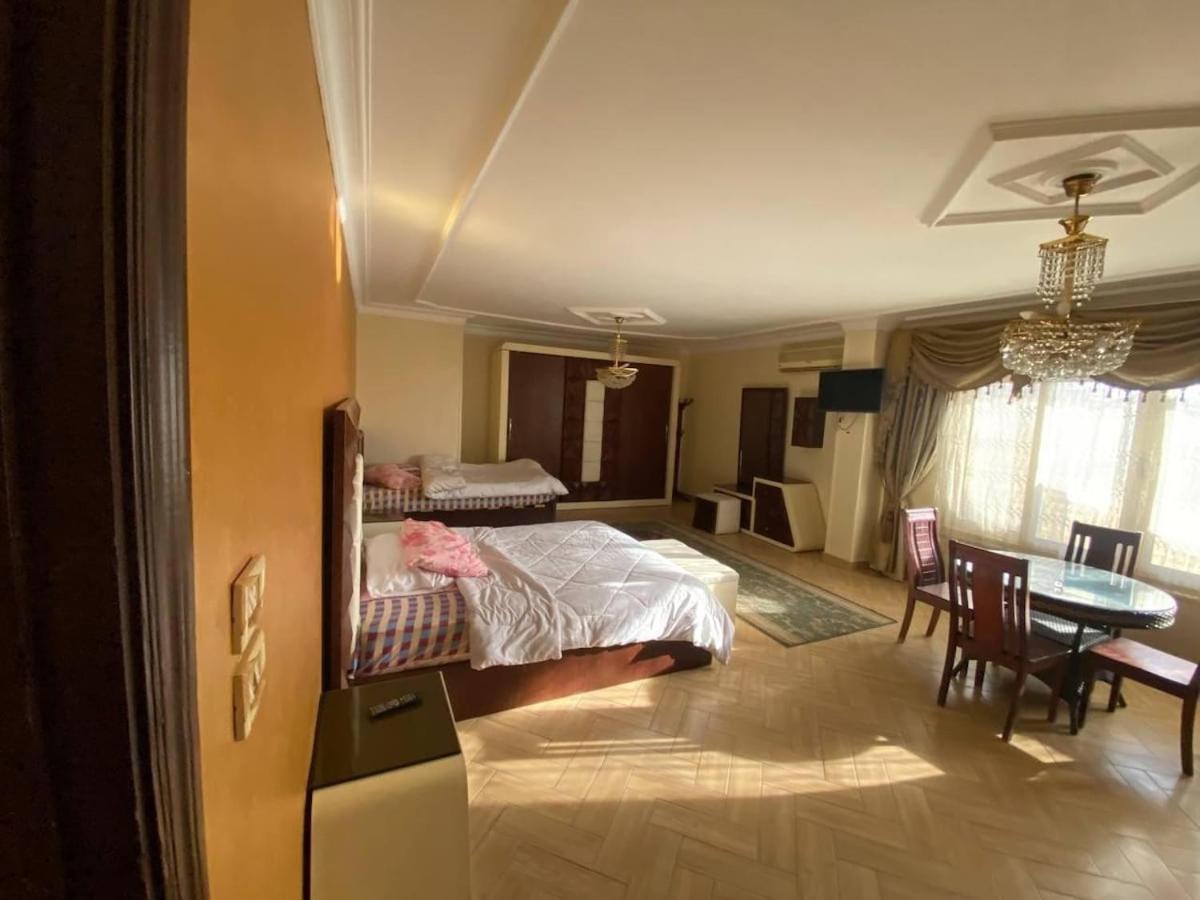 Pyramid View! Sleeps 13 * Cairo