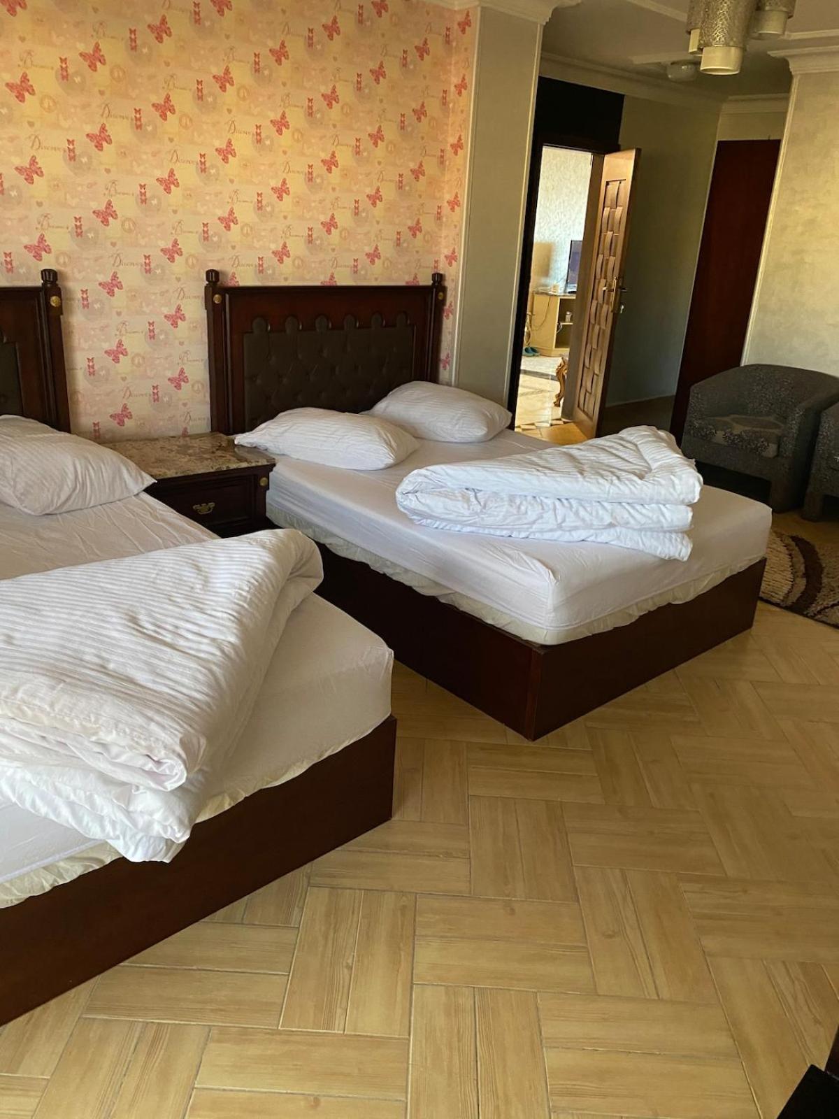 Pyramid View! Sleeps 13 Cairo