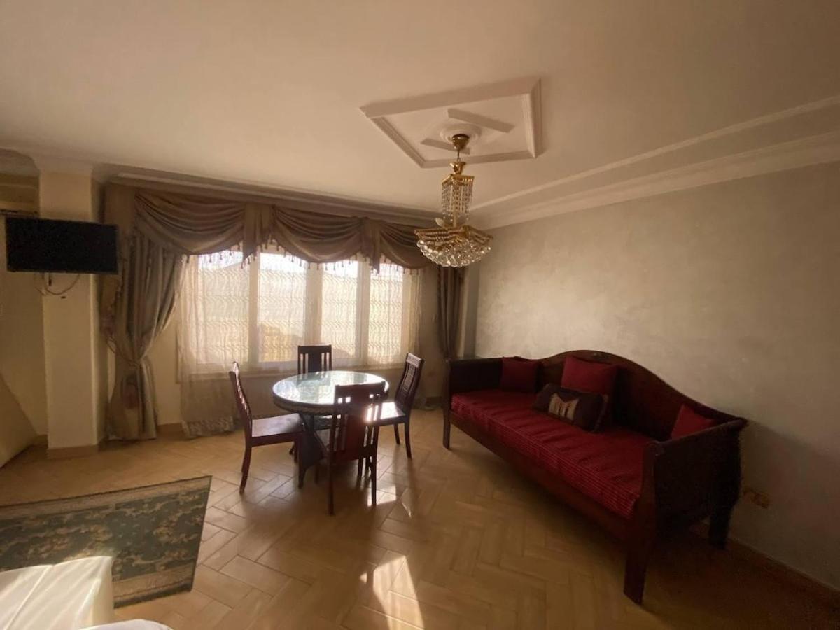 Apartment Pyramid View! Sleeps 13 *