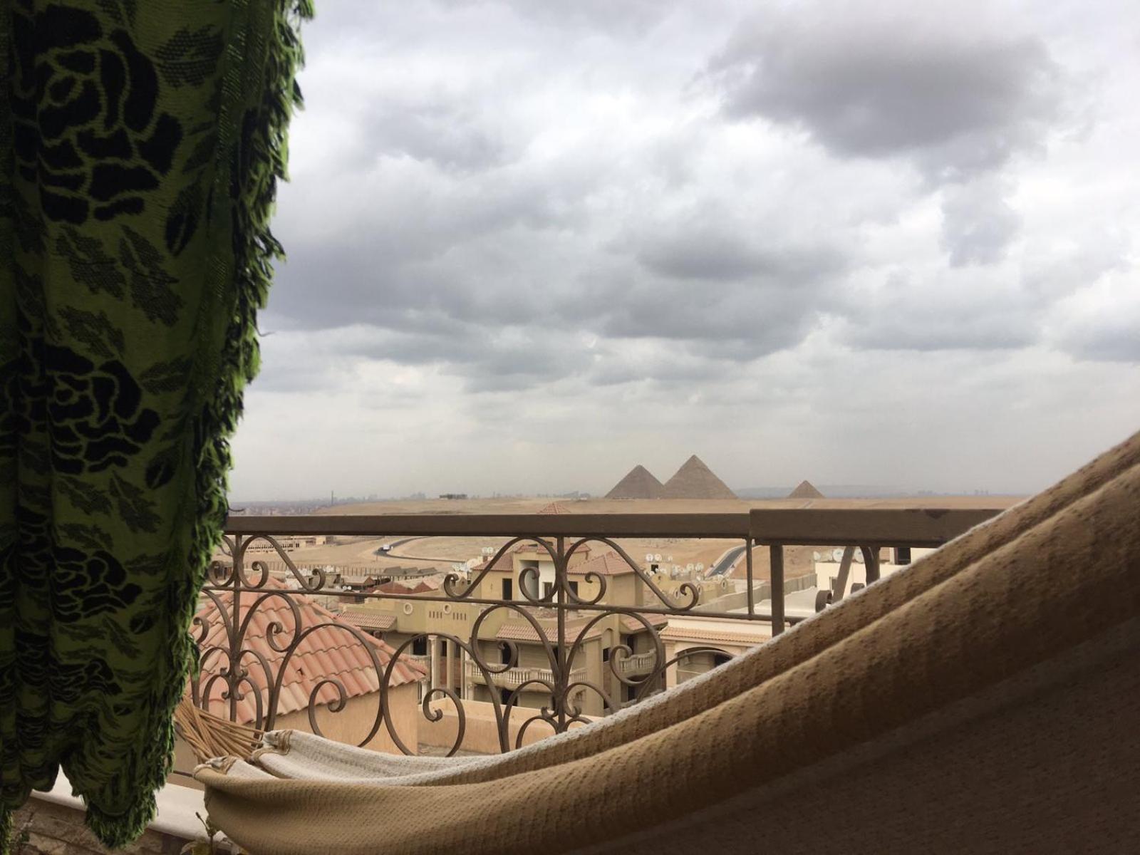 Apartment Pyramid View! Sleeps 13