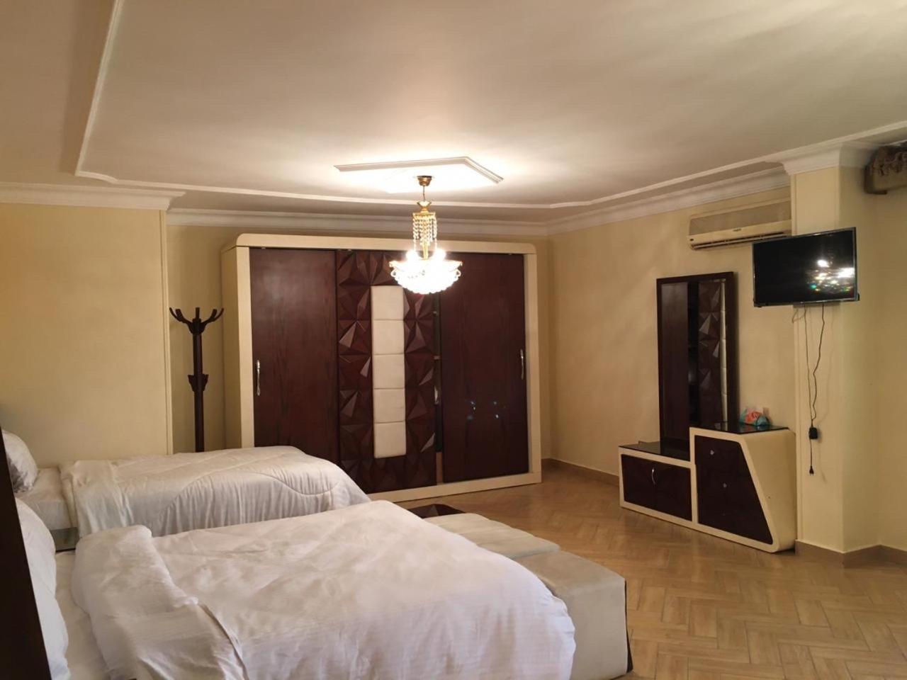 Pyramid View! Sleeps 13 Cairo