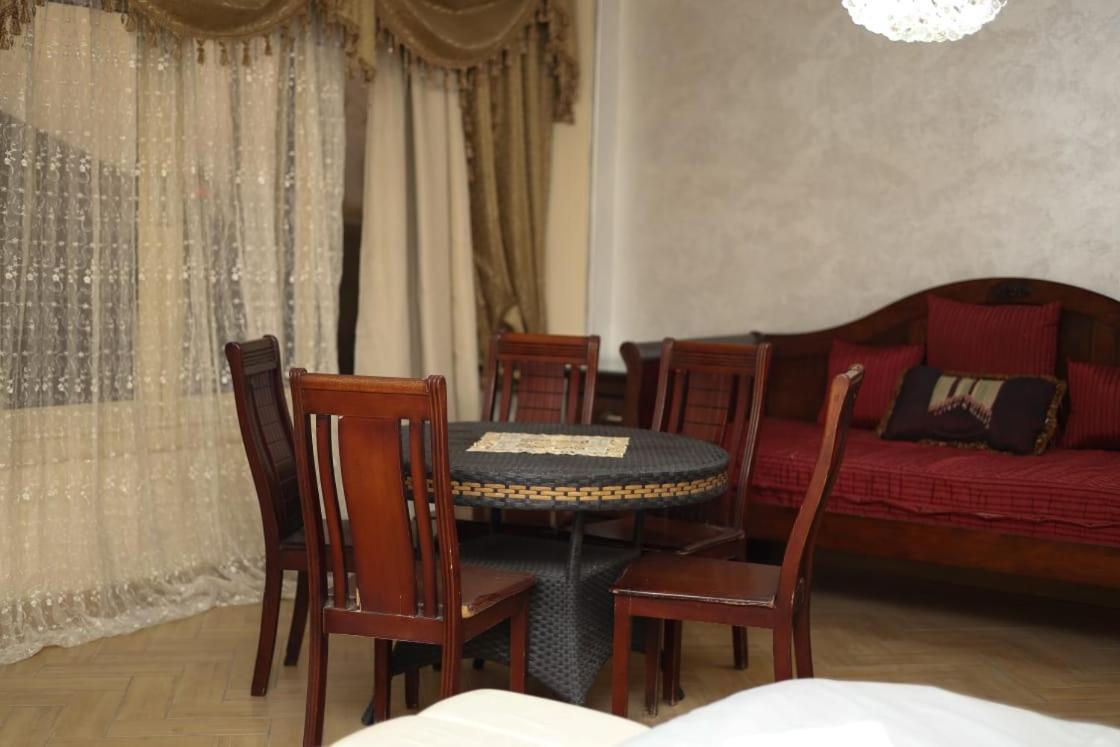 Apartment Pyramid View! Sleeps 13 *